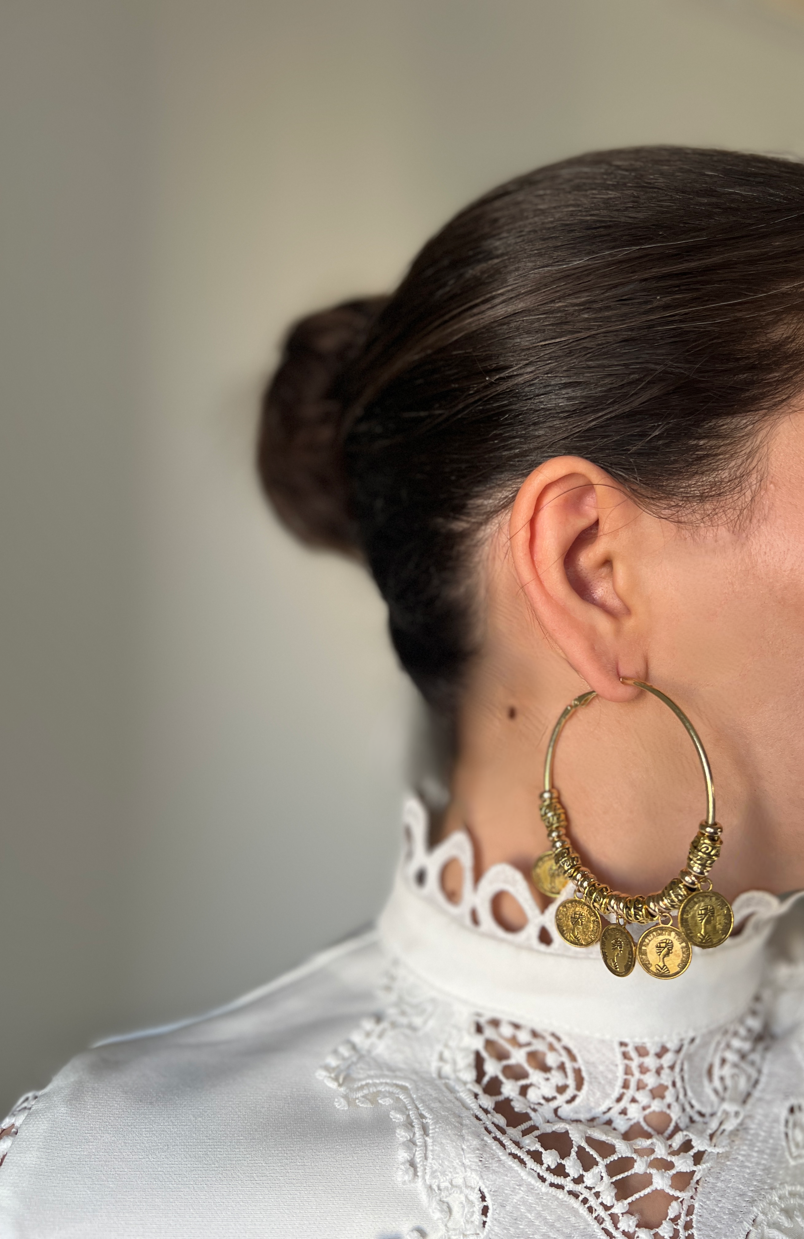 گوشواره زنانه مدل حلقه ای بزرگ با آویز سکه قدیمی رنگ ثابت و ضدحساسیت